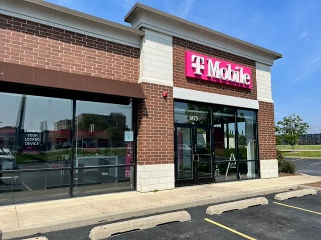  Exterior photo of T-Mobile Store at Golf & Milwaukee, Niles, IL 