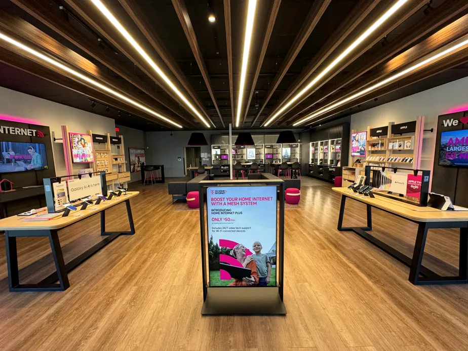 Foto del interior de la tienda T-Mobile en W El Camino Real & San Antonio Rd, Mountain View, CA
