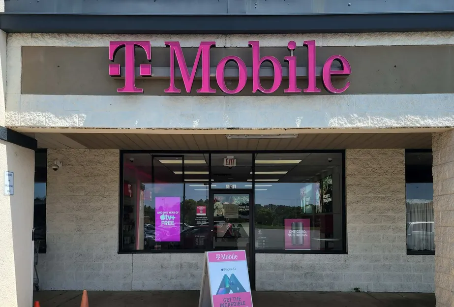Exterior photo of T-Mobile Store at Louisa - Main St, Louisa, VA
