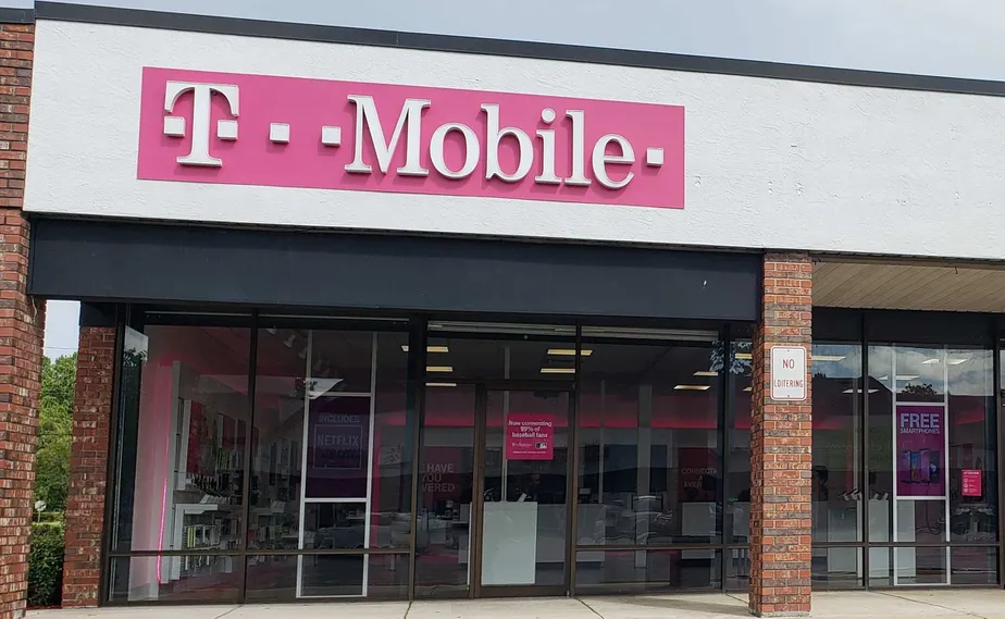 Exterior photo of T-Mobile Store at Broad St & Cortez Blvd, Brooksville, FL