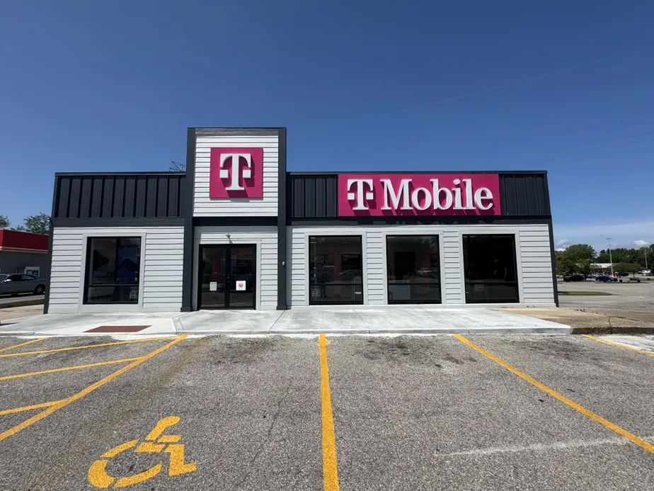  Exterior photo of T-Mobile Store at N First Ave & W Buena Vista Rd, Evansville, IN 