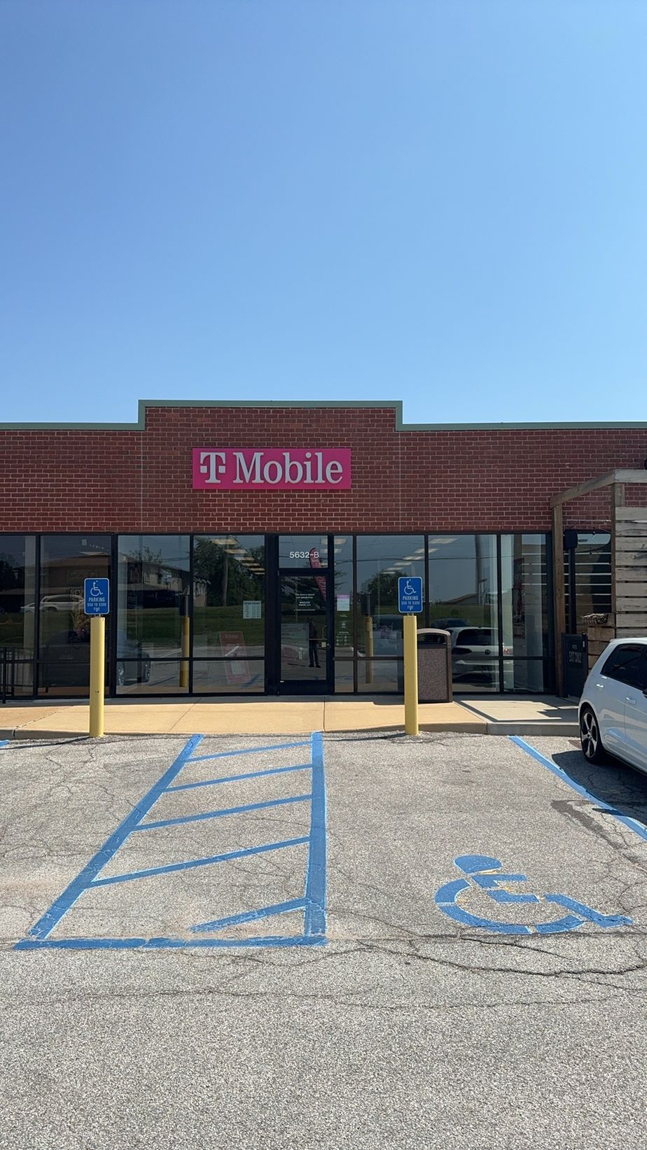 Exterior photo of T-Mobile Store at Telegraph Rd & Gebhardt Dr, Saint Louis, MO