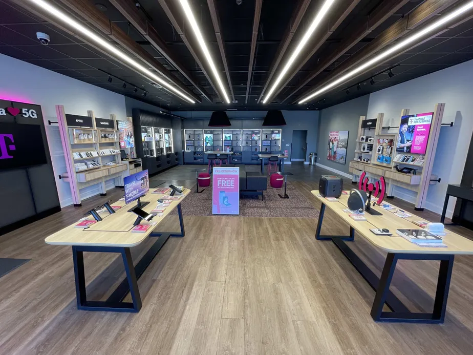 Foto del interior de la tienda T-Mobile en Kenosha & Aspen, Broken Arrow, OK