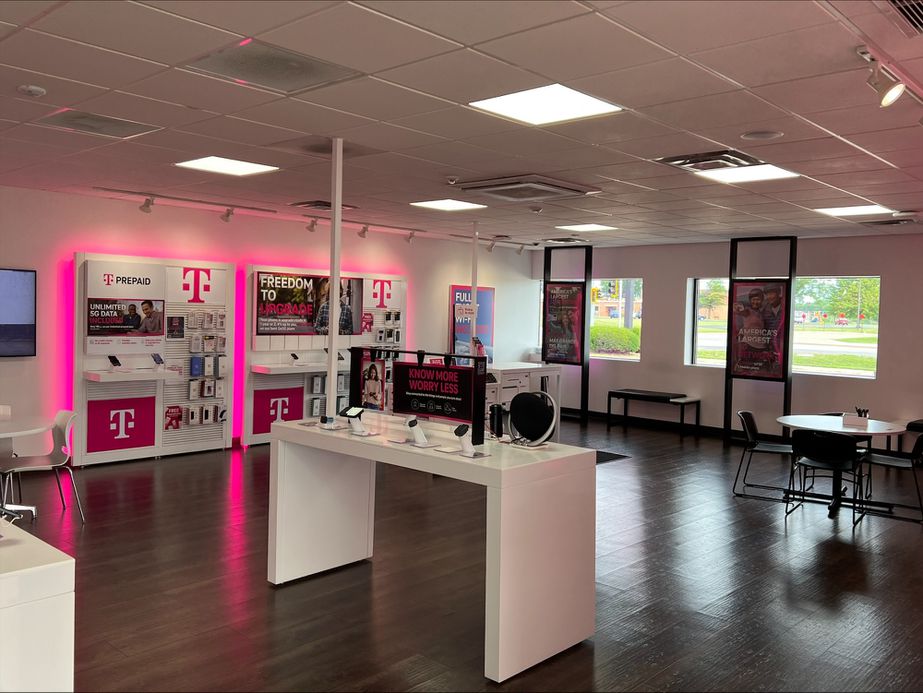 Interior photo of T-Mobile Store at Woodlawn Rd & Malerich Dr, Lincoln, IL