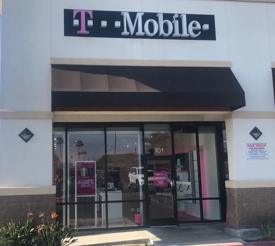 Foto del exterior de la tienda T-Mobile en Beach & Talbert, Huntington Beach, CA