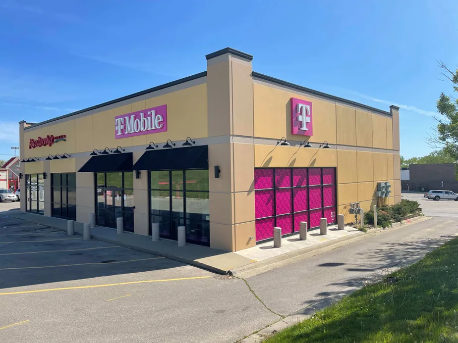 Exterior photo of T-Mobile store at S Center St & Nicholas Dr 2, Marshalltown, IA