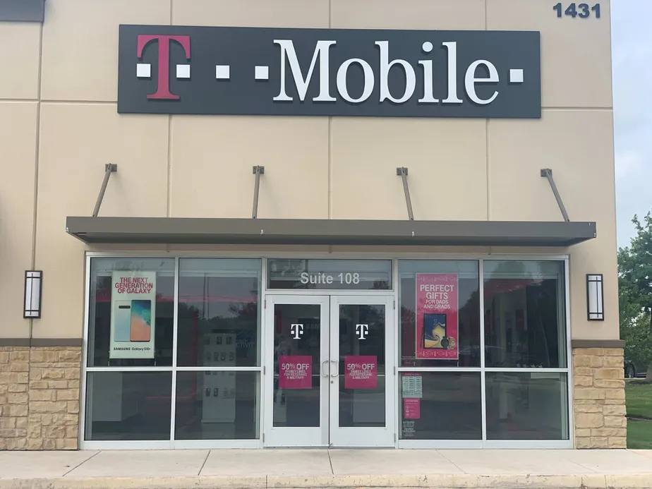 Exterior photo of T-Mobile store at Palo Alto Rd & I-35, San Antonio, TX