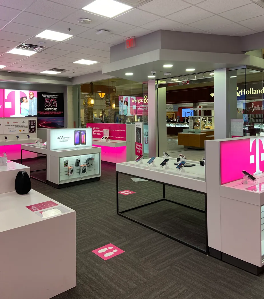 Foto del interior de la tienda T-Mobile en Brookfield Square 5, Brookfield, WI