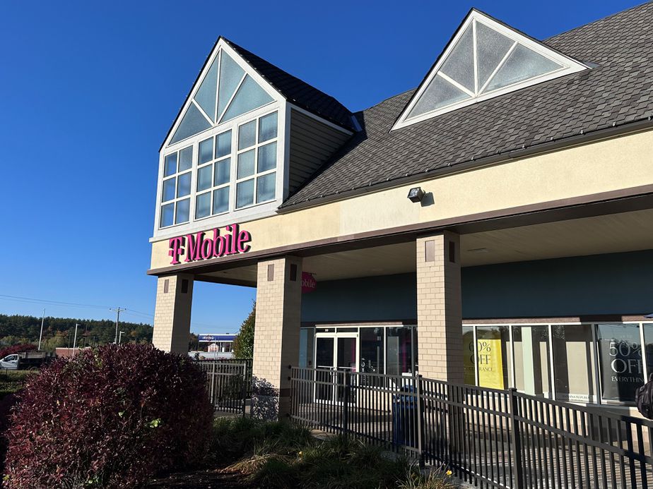 Exterior photo of T-Mobile Store at Tanger Outlets, Tilton, NH