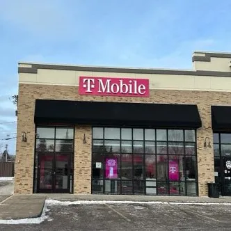  Exterior photo of T-Mobile Store at Robert St & Butler Ave, West St. Paul, MN 