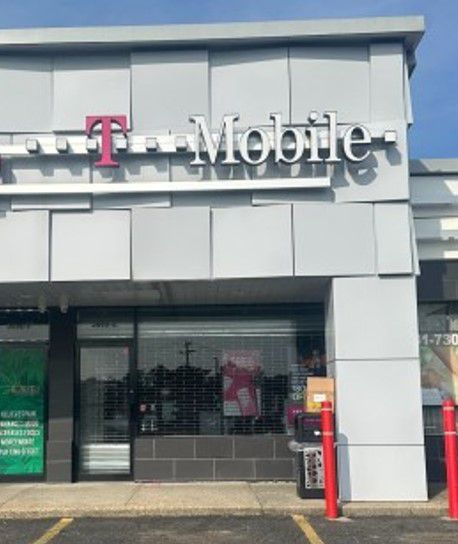 Exterior photo of T-Mobile Store at NY 112 & I-495, Medford, NY