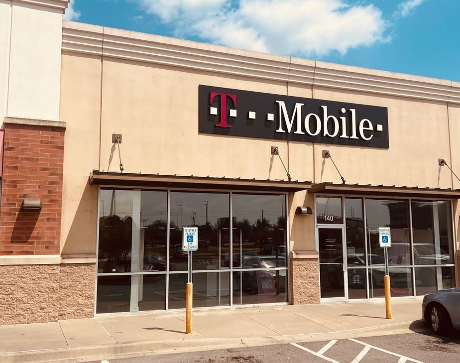 Exterior photo of T-Mobile Store at Hurricane Creek, Benton, AR