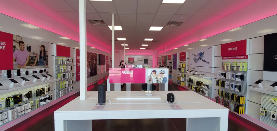 Foto del interior de la tienda T-Mobile en Gender Rd & Winchester Blvd, Canal Winchester, OH