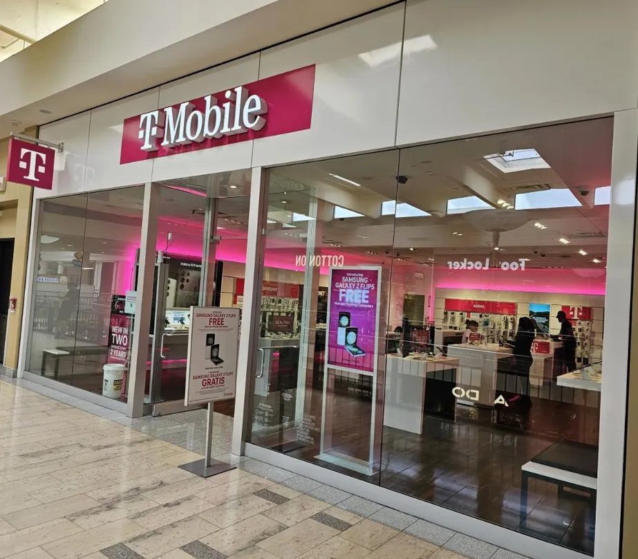 Exterior photo of T-Mobile Store at Staten Island Mall, Staten Island, NY