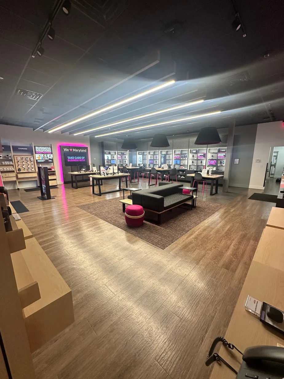 Foto del interior de la tienda T-Mobile en The Shoppes At New Carrollton, New Carrollton, MD