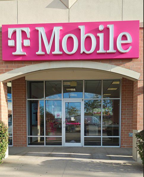 Exterior photo of T-Mobile Store at Blairs Ferry Rd & Cimmie Ave, Cedar Rapids, IA