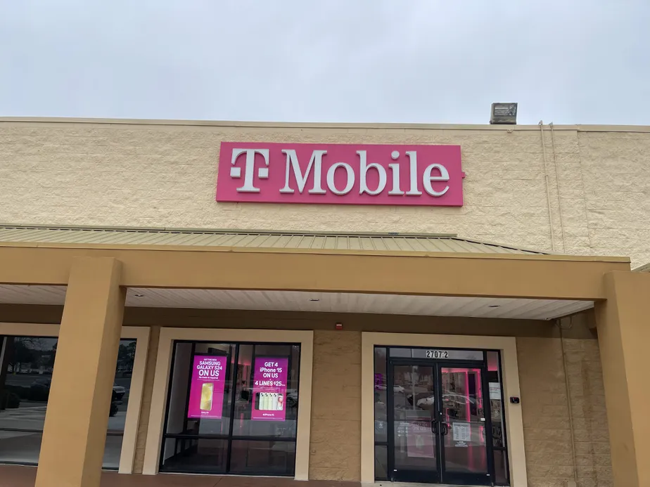  Exterior photo of T-Mobile Store at Dawson Rd & N Westover Blvd, Albany, GA 