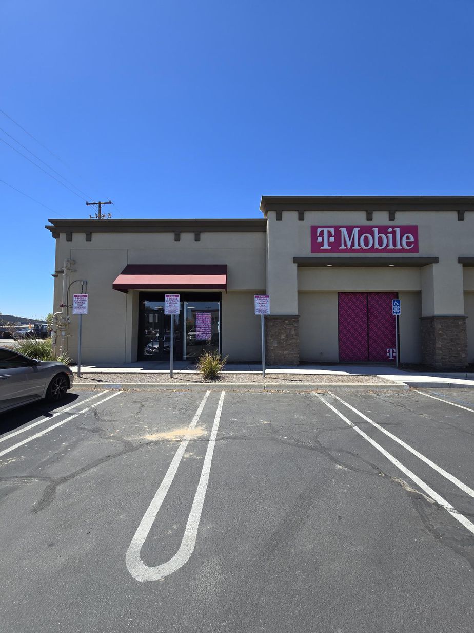Exterior photo of T-Mobile Store at Shaw & Blythe, Fresno, CA