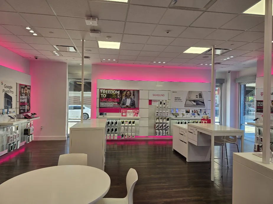  Interior photo of T-Mobile Store at Zona Rosa, Kansas City, MO 