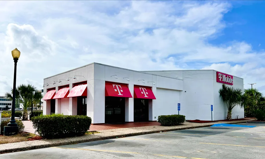 Exterior photo of T-Mobile Store at Hwy 59 N & E Denton, Humble, TX
