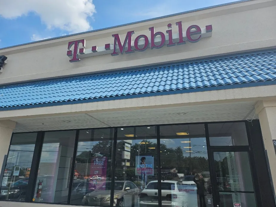  Exterior photo of T-Mobile Store at Brainerd Village, Chattanooga, TN 