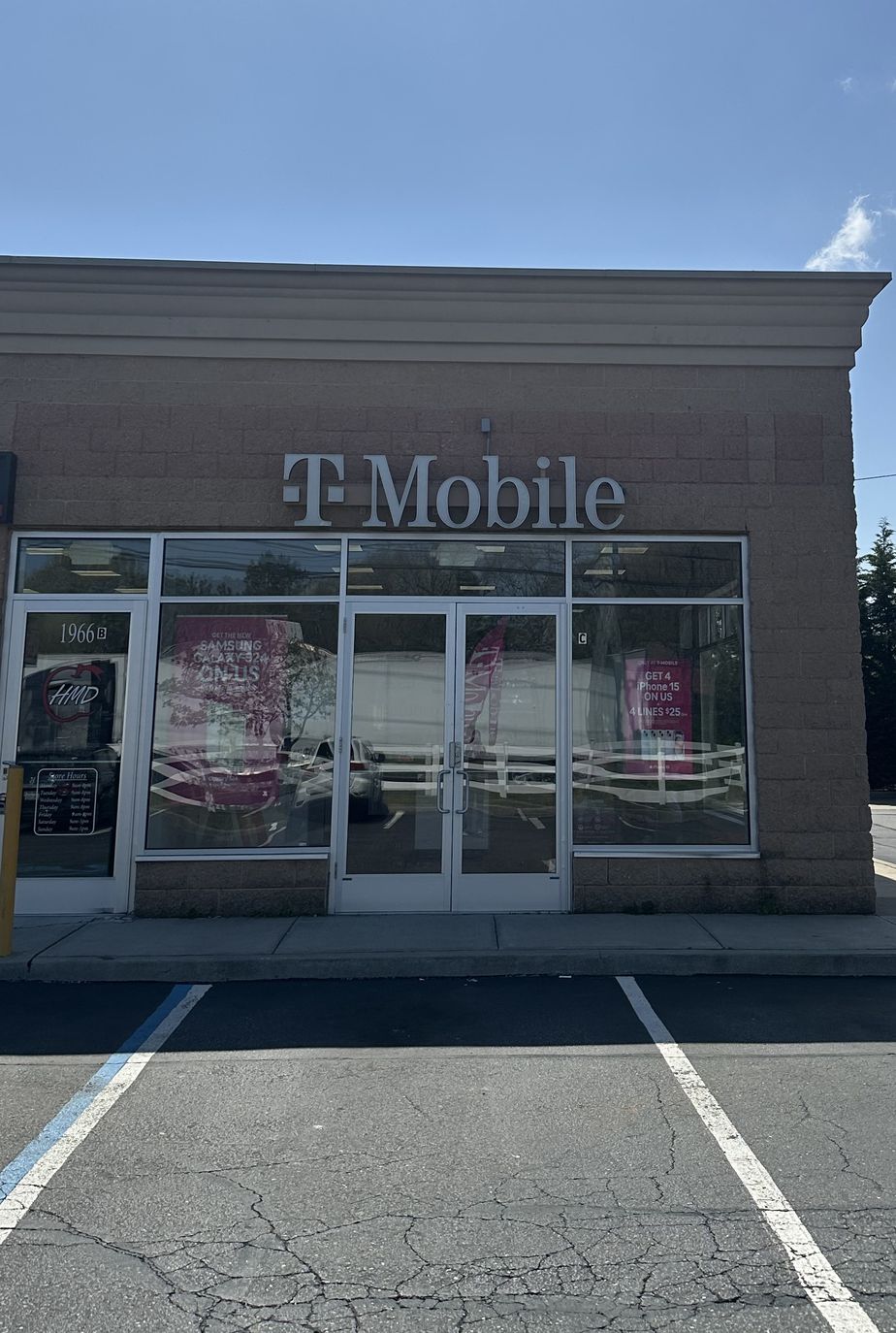 Exterior photo of T-Mobile Store at Veterans Hwy & Suffolk Ave, Islandia, NY