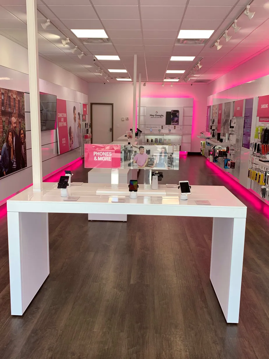 Foto del interior de la tienda T-Mobile en E Royalton Rd & Taylor Ave, Broadview Heights, OH