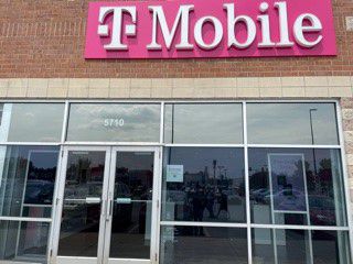 Exterior photo of T-Mobile Store at Touhy Ave & Central Ave, Niles, IL