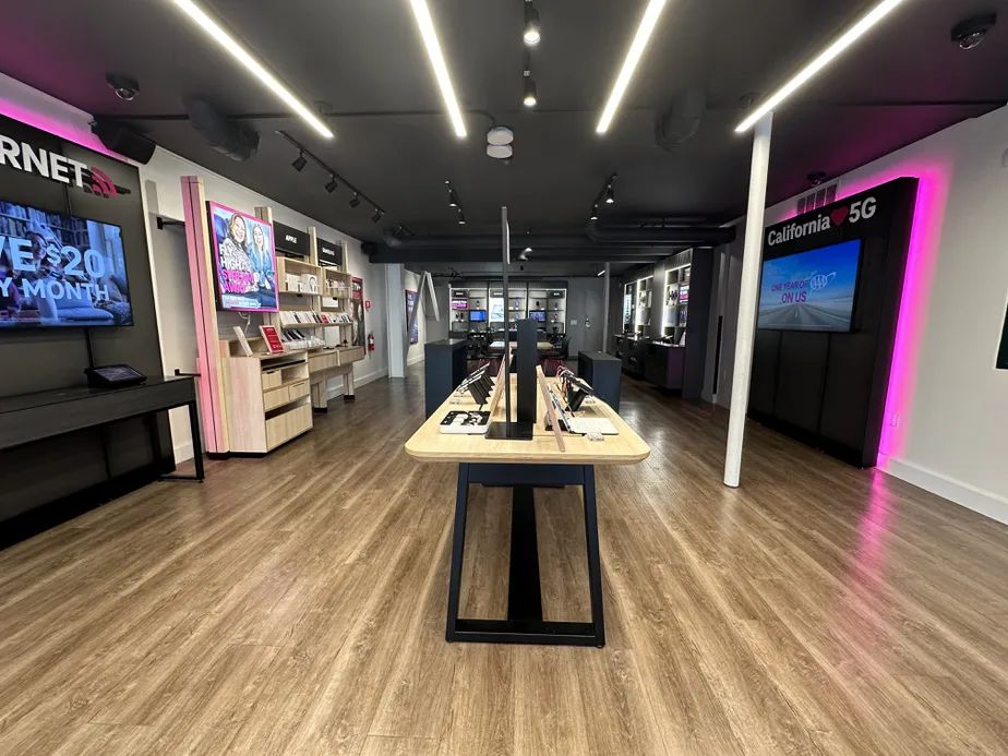 Foto del interior de la tienda T-Mobile en University Ave & High St, Palo Alto, CA