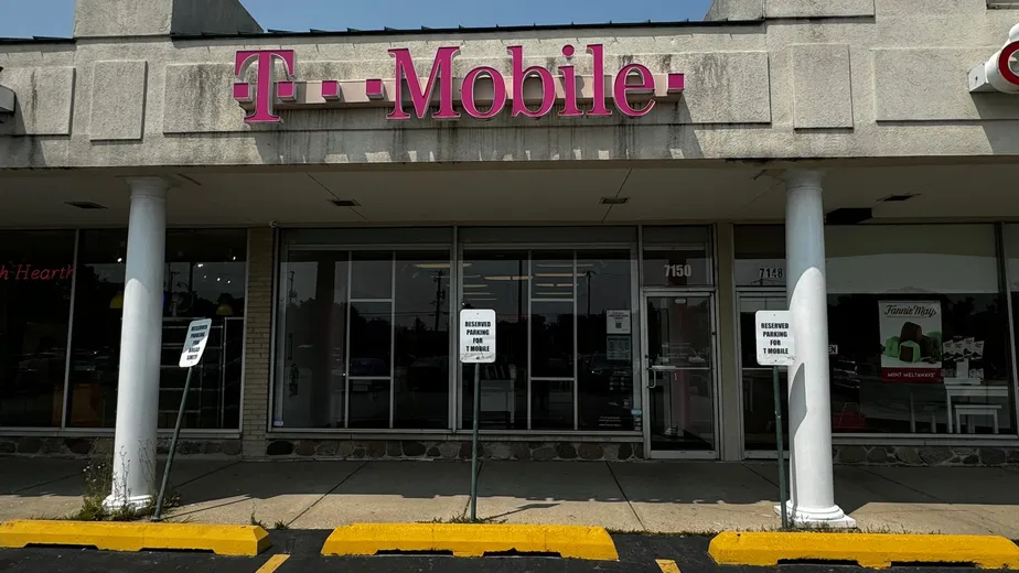 Foto del exterior de la tienda T-Mobile en 127th & Harlem, Palos Heights, IL
