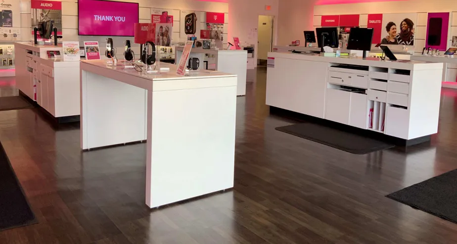 Foto del interior de la tienda T-Mobile en Alexis & Lewis 2, Toledo, OH