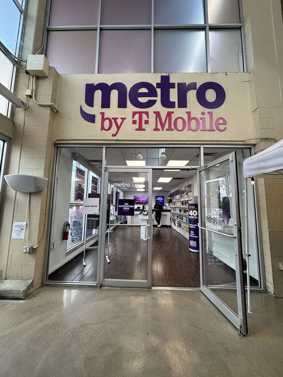 Metro by T-Mobile 2701 E 7th St - 2701 E 7th St 