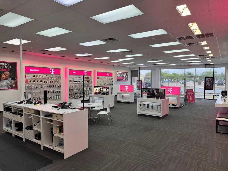 Foto del interior de la tienda T-Mobile en 19th St & University Ave, Lubbock, TX