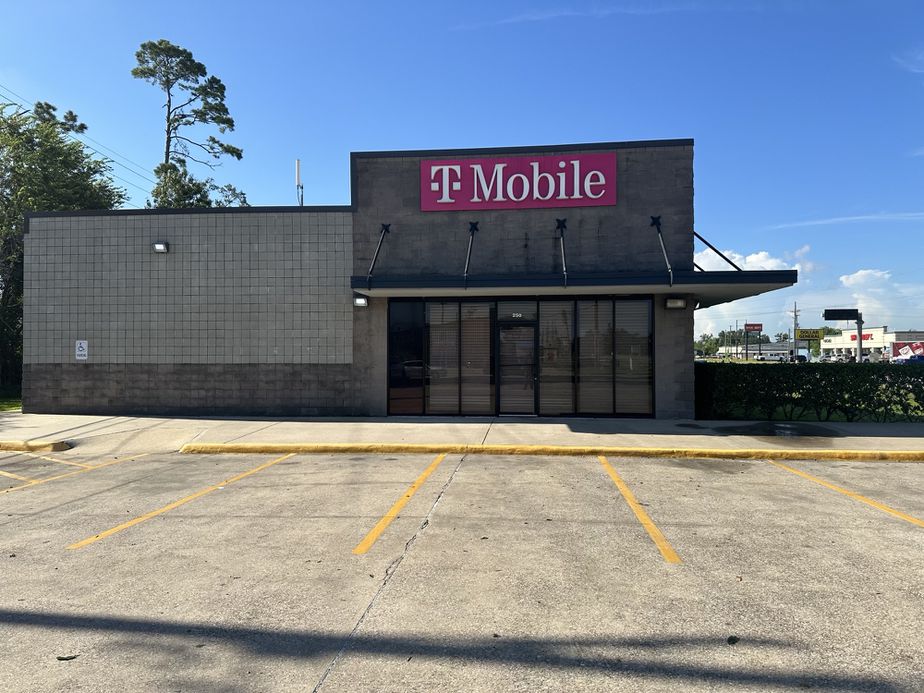 Exterior photo of T-Mobile Store at N Cities Svc Hwy & Dubach Dr, Sulphur, LA