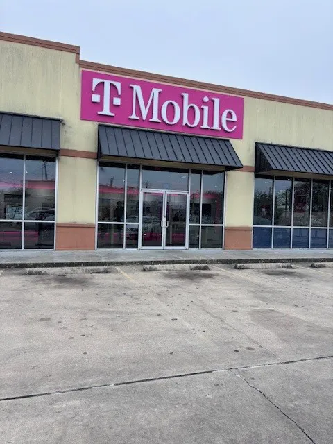 Exterior photo of T-Mobile Store at Bellaire & Bissonet, Bellaire, TX