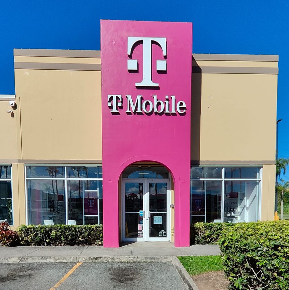 Exterior photo of T-Mobile Store at Plaza Cayey, Cayey, PR