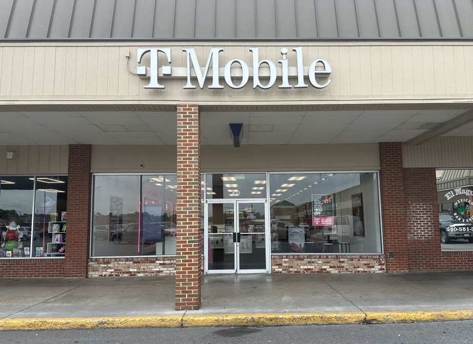 Exterior photo of T-Mobile Store at Royal Plaza, Front Royal, VA