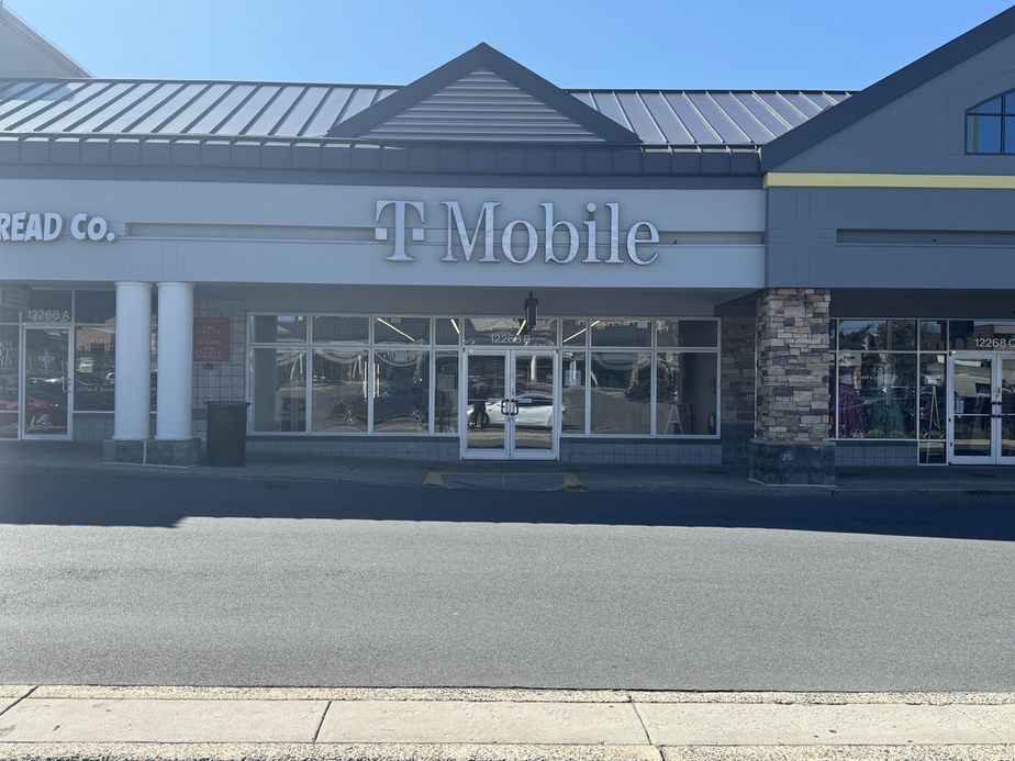 Exterior photo of T-Mobile Store at Federal Plaza, Rockville, MD