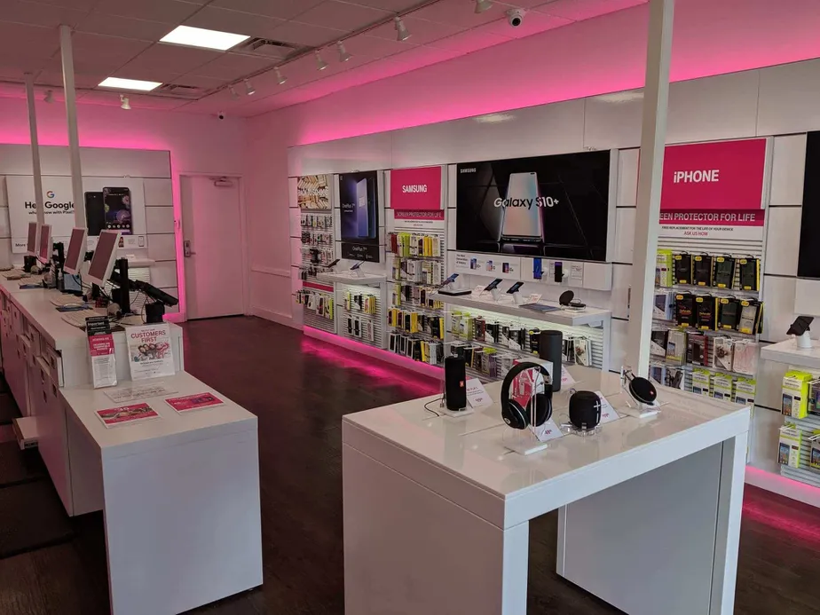 Foto del interior de la tienda T-Mobile en W Nine Mile Rd & Livernois St, Ferndale, MI