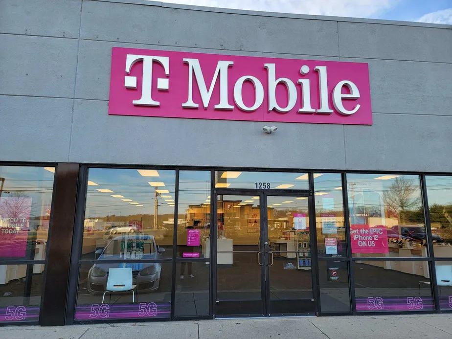 Exterior photo of T-Mobile store at Hooper Ave & Oakwood Ave, Toms River, NJ