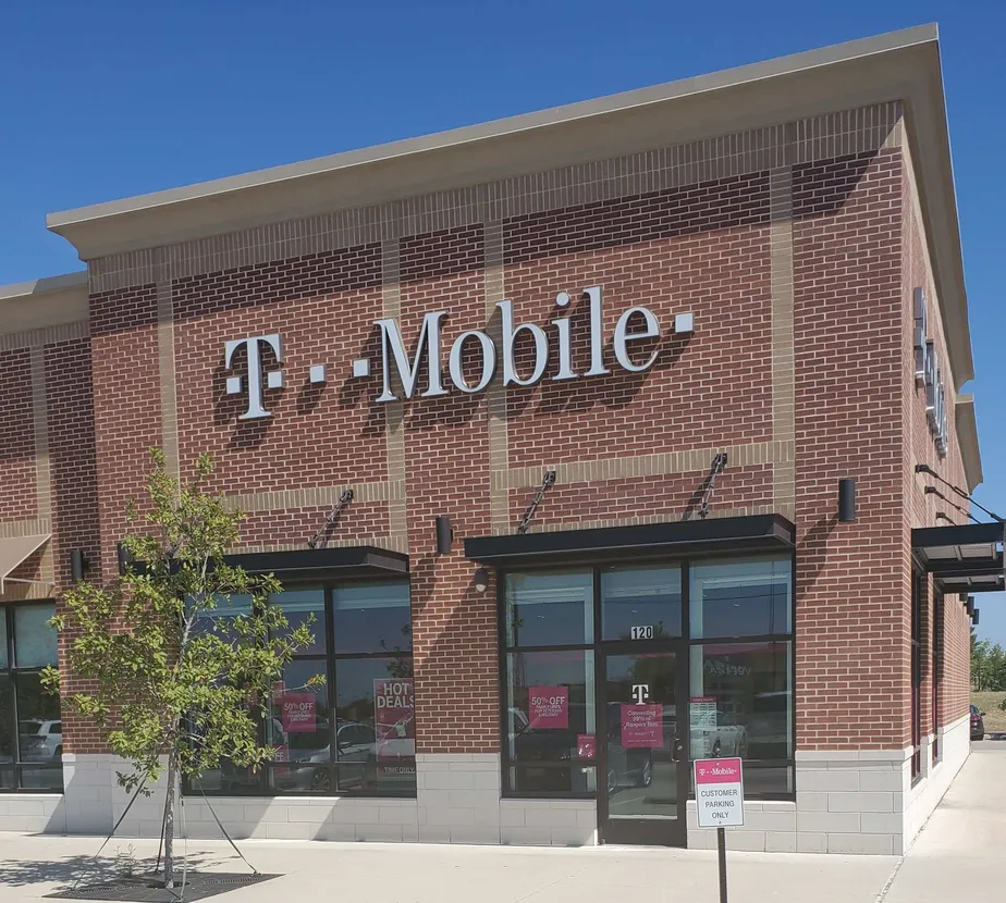Exterior photo of T-Mobile store at Eldorado Pkwy & Dallas Tollway, Frisco, TX