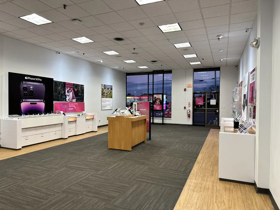 Foto del interior de la tienda T-Mobile en Chelmsford Plaza, Chelmsford, MA