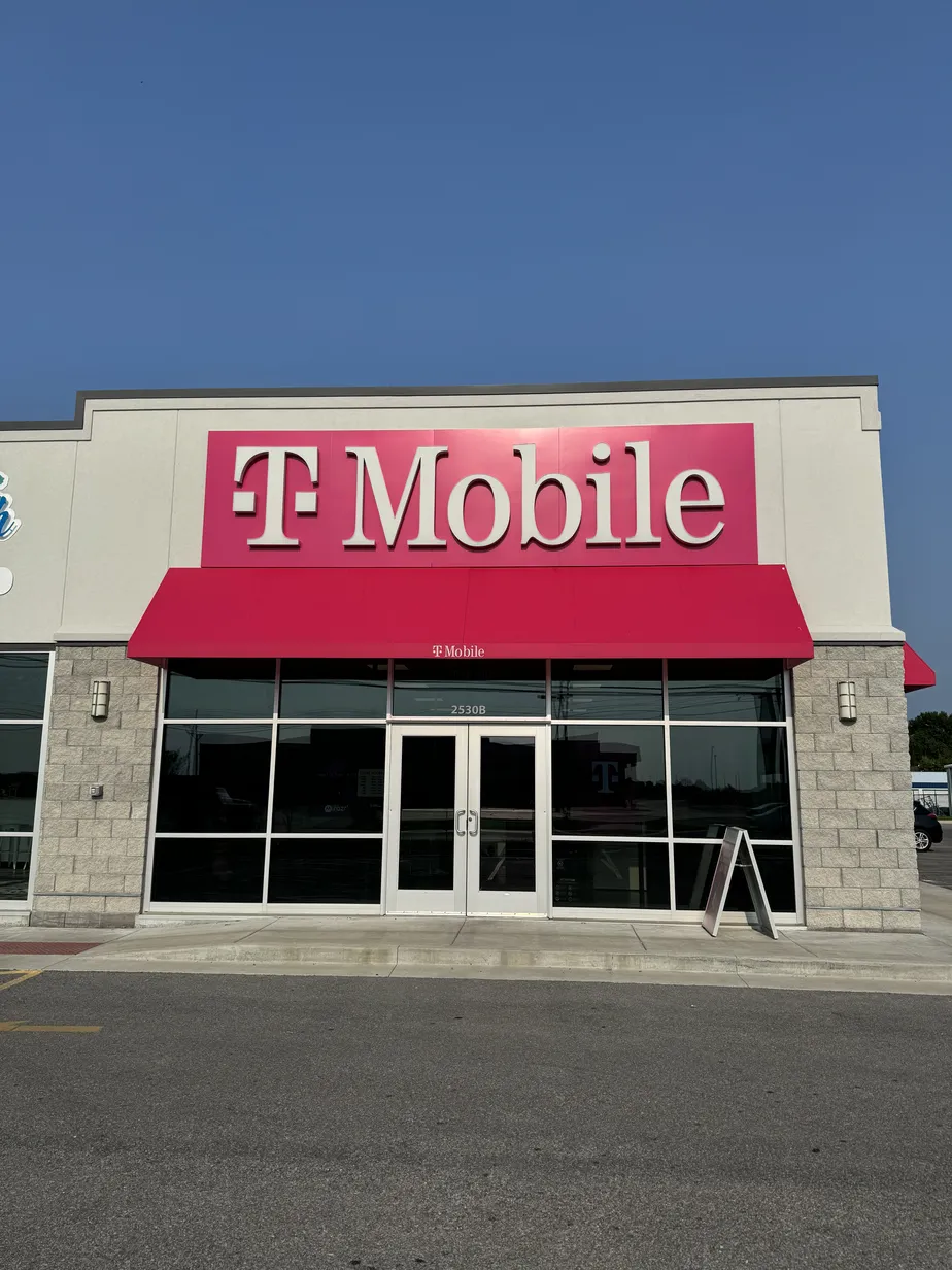 Exterior photo of T-Mobile Store at Grand Ave & George Phelps Blvd, Carthage, MO 