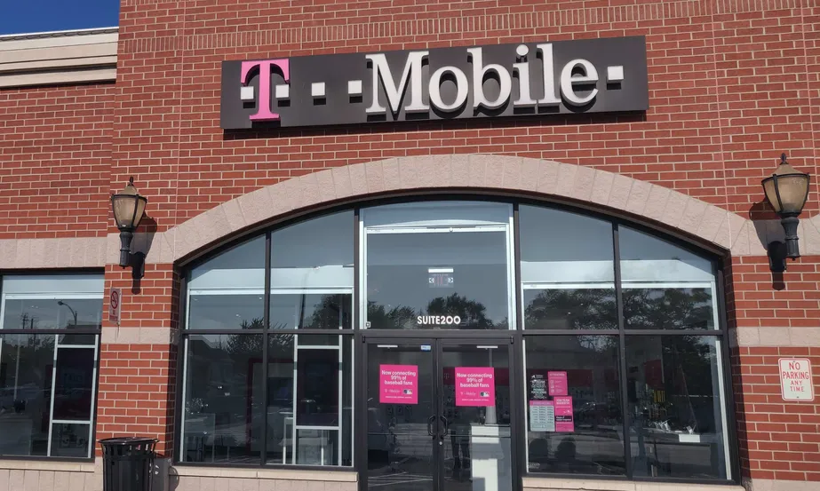 Exterior photo of T-Mobile store at Delaware & Kenmore, Buffalo, NY
