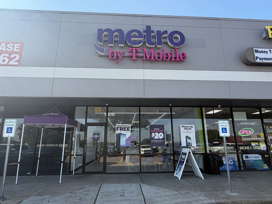 Metro by T-Mobile 900 S Wayside Dr - 900 S Wayside Dr 