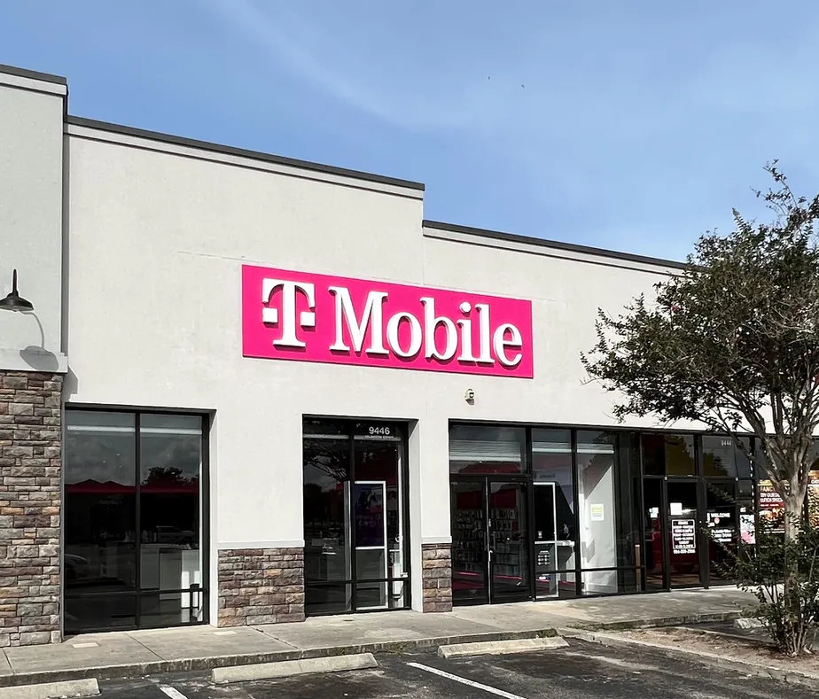 Exterior photo of T-Mobile Store at Monument, Jacksonville, FL