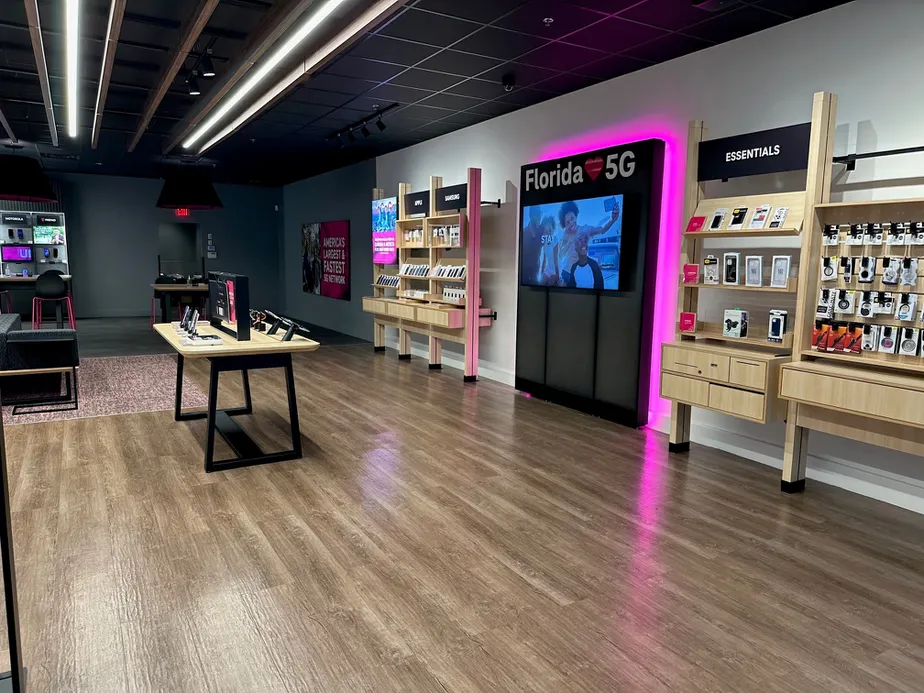 Foto del interior de la tienda T-Mobile en Florida Mall, Orlando, FL
