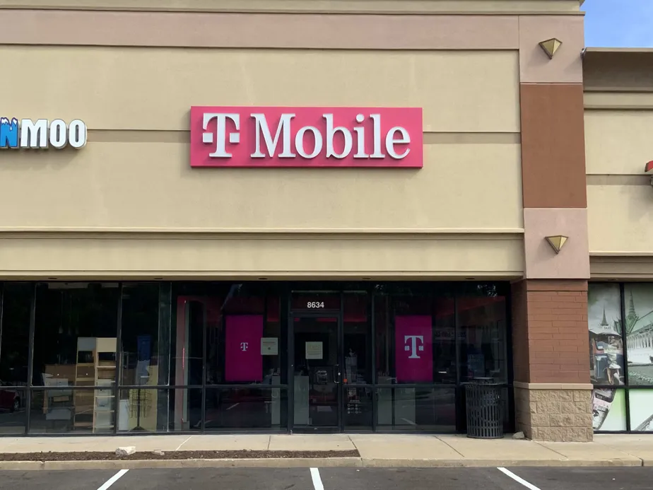 Exterior photo of T-Mobile Store at Woodlawn Plaza, O FALLON, MO