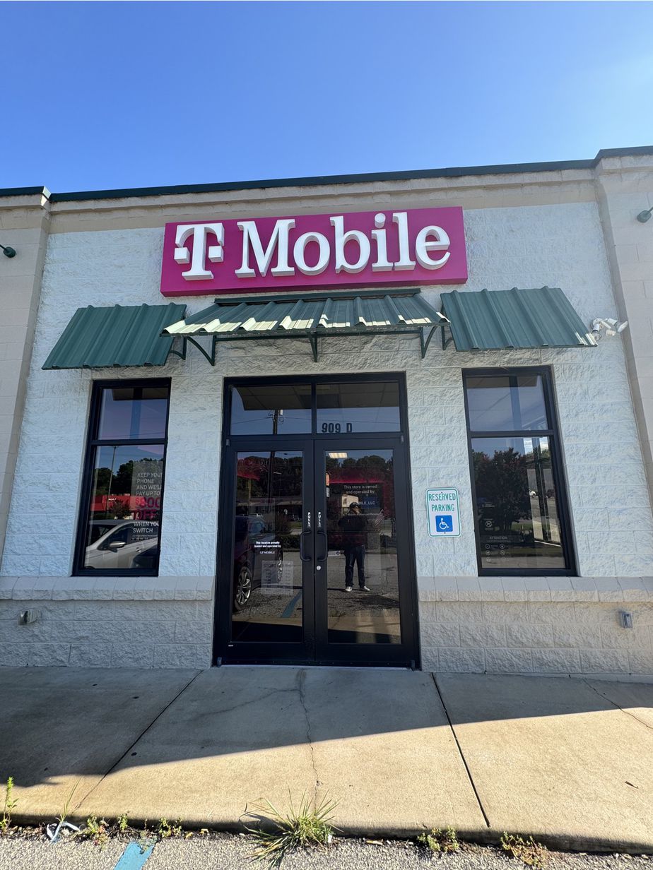 Exterior photo of T-Mobile Store at East Main St & Brownlee Ave, Laurens, SC