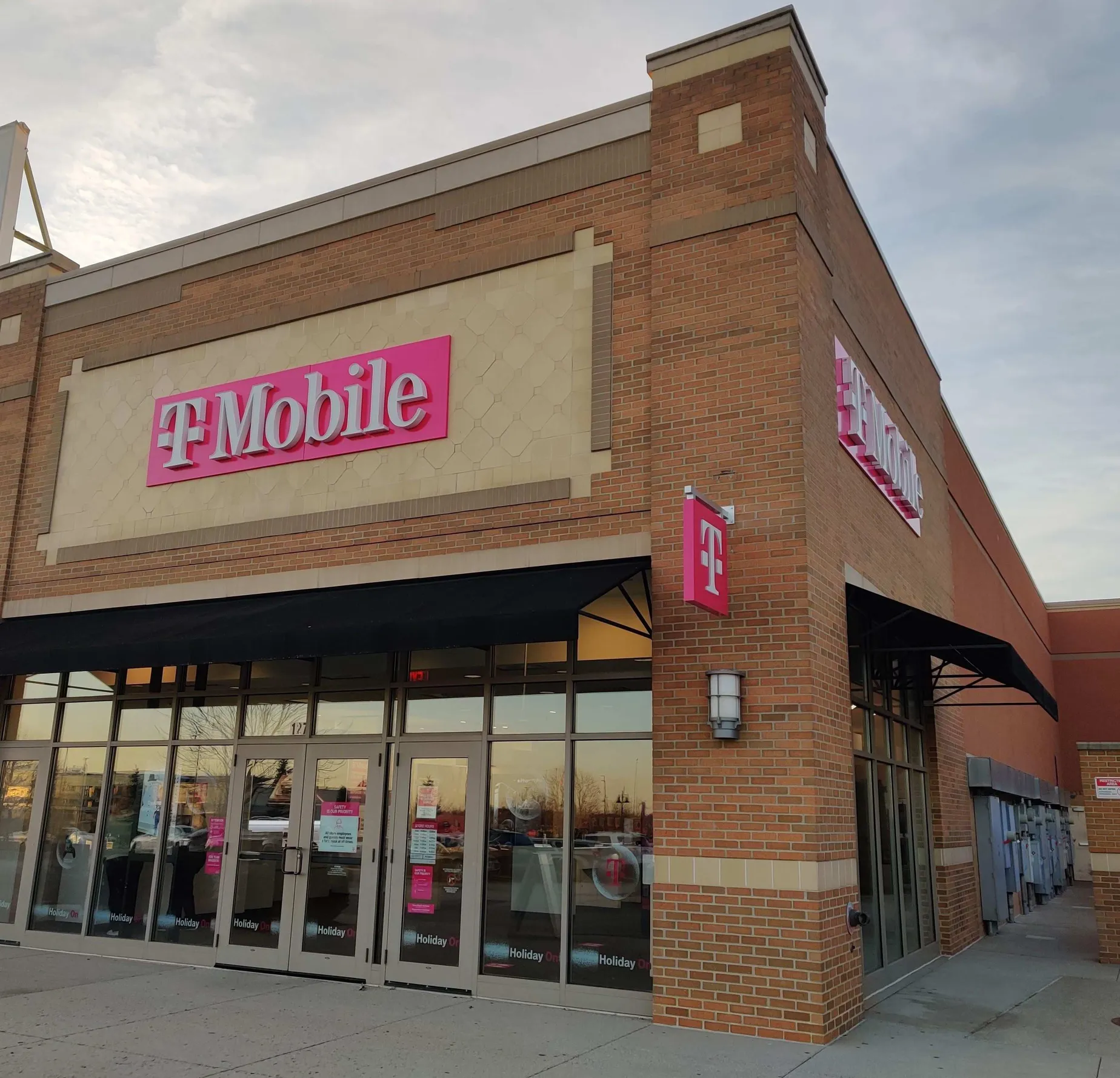 T-Mobile Village West Pkwy & Prairie Crossing St | Kansas City, KS